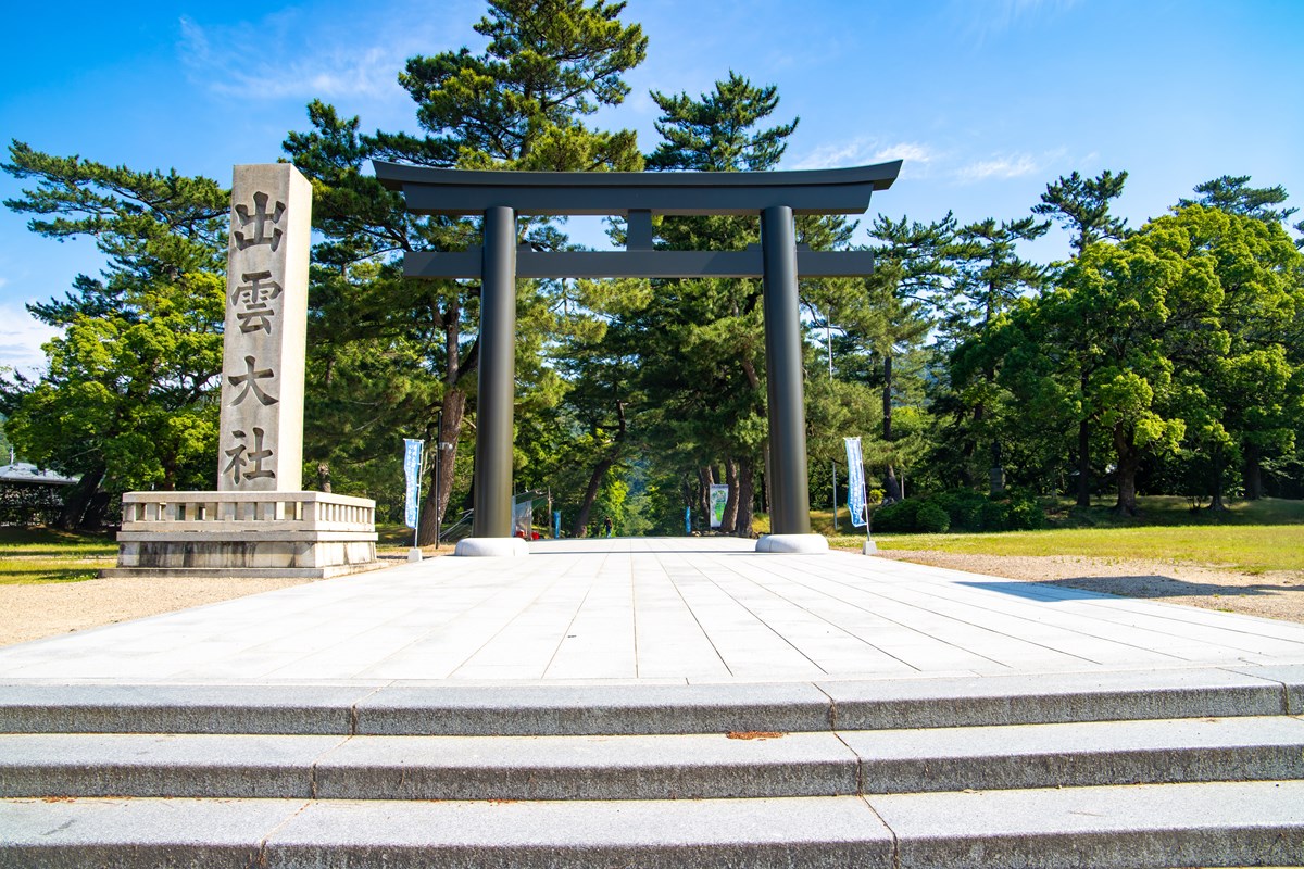 At the Izumo Taisha Main Entrance, there is a large torii gate. We are waiting for you under the gate.